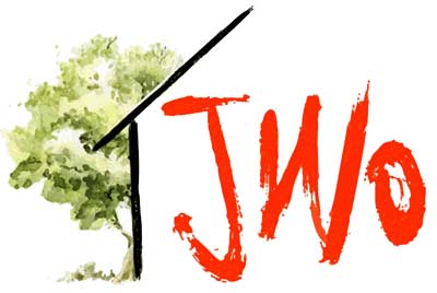 Jugendwerkstätten Odenwald e.V. Logo - Ein Baum hinter einem Haus mit drei roten Buchstaben JWO